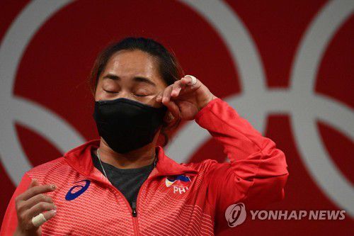 시상식에서 눈물 훔치는 디아스[AFP=연합뉴스]