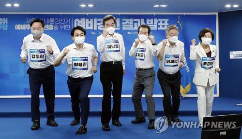 우리가 민주당 대선 경선 후보지난 7월 11일 오후 더불어민주당 제20대 대통령선거 예비경선 개표식에서  경선 후보로 선출된 추미애(오른쪽부터), 이재명, 정세균, 이낙연, 박용진, 김두관 후보가 가슴에 이름표를 달고 기념촬영을 하고 있다. [연합뉴스 자료사진]