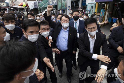 대구 지지자들에게 손들어 인사하는 윤석열대선 출마를 선언한 윤석열 전 검찰총장이 지난 20일 오후 대구 중구 서문시장을 방문, 지지자들에게 손을 들어 인사하고 있다.[연합뉴스 자료사진]