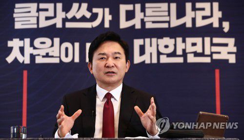 대선 출마 선언한 원희룡 제주도지사원희룡 제주도지사가 지난 25일 서울 여의도 하우스 카페에서 열린 '제20대 대통령선거 출마 선언 및 기자간담회'에서 취재진의 질문에 답변하고 있다.  [연합뉴스 자료사진]