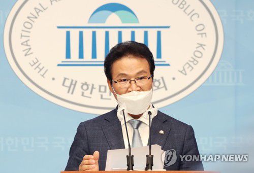 윤석열 전 검찰총장에게 공개 질문하는 국민의힘 김용판 의원[연합뉴스 자료사진]