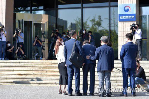 취재진 향해 인사하는 조희연 서울시교육감(과천=연합뉴스) 이진욱 기자 = 해직교사 부당 특별채용 의혹을 받는 조희연 서울시교육감이 27일 오전 정부과천청사 고위공직자범죄수사처(공수처)에 출석하며 취재진을 향해 인사하고 있다. cityboy@yna.co.kr