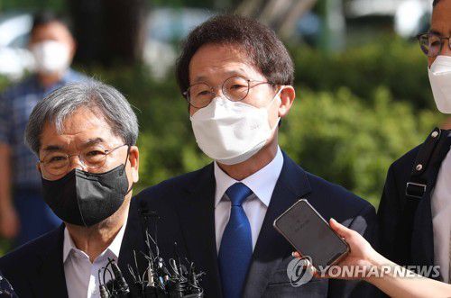 취재진에 답하는 조희연 서울시교육감(과천=연합뉴스) 이진욱 기자 = 해직교사 부당 특별채용 의혹을 받는 조희연 서울시교육감이 27일 오전 정부과천청사 고위공직자범죄수사처(공수처)에 출석하고 있다. cityboy@yna.co.kr