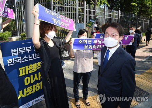지지자와 인사하는 조희연 교육감(과천=연합뉴스) 이진욱 기자 = 조희연 서울시교육감이 27일 경기도 과천시 정부과천청사 입구에서 해직교사 특혜 채용 의혹 관련 고위공직자범죄수사처 출석에 앞서 서울교육지키기 공동대책위원회 회원들과 인사를 하고 있다. cityboy@yna.co.kr