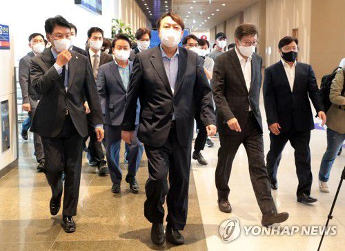 윤석열 부산 방문(부산=연합뉴스) 윤석열 전 검찰총장이 27일 오전 부산을 방문, 박형준 부산시장 등과 함께 북항재개발 홍보관으로 이동하고 있다. 2021.7.27 [부산사진공동취재단] ccho@yna.co.kr