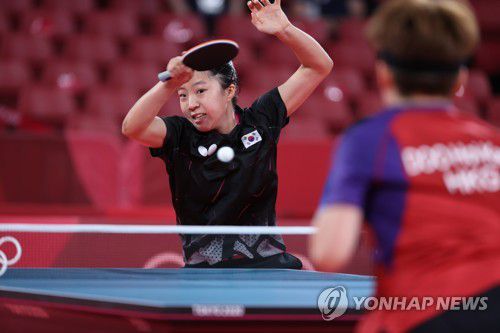 [올림픽] 포핸드 공격하는 탁구신동 신유빈(도쿄=연합뉴스) 손형주 기자 = 신유빈이 27일 도쿄체육관에서 열린 도쿄올림픽 여자탁구 개인전 홍콩 두호이켐과 경기에서 공격하고 있다. 2021.7.27 handbrother@yna.co.kr