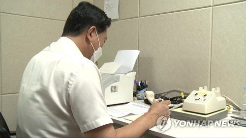 남북연락채널 복원(서울=연합뉴스) 남북 간 통신연락선이 복원된 27일 오전 통일부 연락대표가 서울 남북공동연락사무소에 설치된 남북 직통전화로 북측과 통화하고 있다. 2021.7.27 [통일부 제공. 재판매 및 DB금지] photo@yna.co.kr