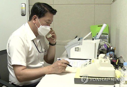 남북연락채널 복원(서울=연합뉴스) 남북 간 통신연락선이 복원된 27일 오전 통일부 연락대표가 서울 남북공동연락사무소에 설치된 남북 직통전화로 북측과 통화하고 있다. [통일부 제공. 재판매 및 DB금지] photo@yna.co.kr