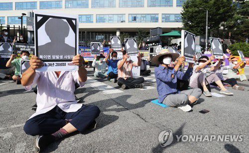 청주 북이면 소각시설 주민 건강 영향 재조사 촉구 집회(세종=연합뉴스) 김주형 기자 = 미세먼지해결을위한충북시민대책위원회, 북이면주민협의체 관계자들이 지난 22일 오전 세종시 정부세종청사 환경부 앞에서 청주 북이면 소각시설과 주민 집단 암 발생 원인의 재조사를 촉구하는 집회를 열고 있다. 2021.7.22 kjhpress@yna.co.kr