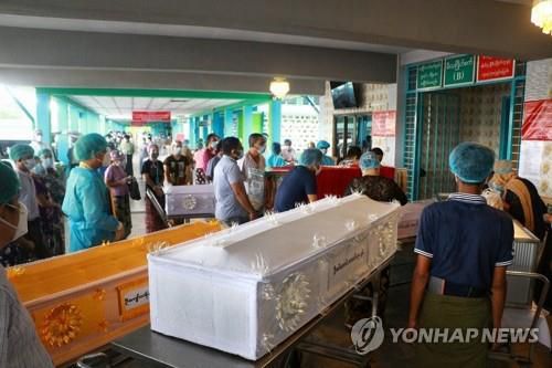 양곤의 한 화장터에 시신들이 담긴 관이 줄지어선 모습. 2021.7.14[AP=연합뉴스]