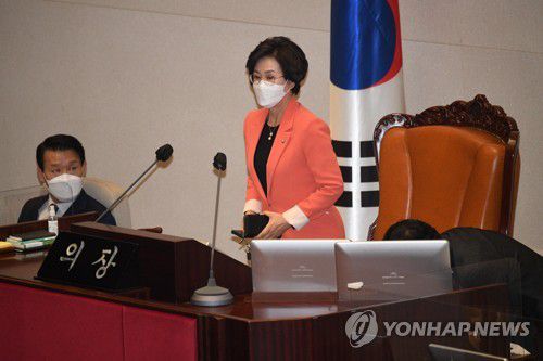 의장석 앉는 김상희 부의장[연합뉴스 자료사진]