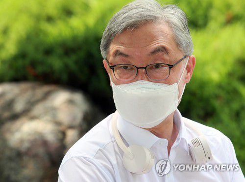 최재형 전 감사원장이 지난 20일 오전 서울 여의도 국회 의원회관 앞에서 국민의힘 대변인단과 간담회를 갖고 있다. [연합뉴스 자료사진]