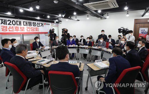 국민의힘 대선 경선후보 간담회(서울=연합뉴스) 하사헌 기자 = 국민의힘 대선 경선후보 간담회가 29일 오후 서울 여의도 중앙당사에서 열리고 있다. 2021.7.29 toadboy@yna.co.kr