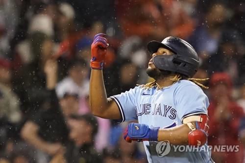 시즌 33호 홈런을 친 블라디미르 게레로 주니어[AP=연합뉴스]