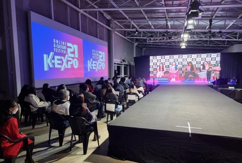 글로벌 걸그룹 '블랙스완' 온라인 팬미팅(상파울루=연합뉴스) 김재순 특파원 = 남미 지역 최대 규모의 한류 페스티벌인 'K-엑스포(Expo) 2021'이 29일(현지시간)부터 브라질 상파울루시에서 개막했다. 브라질 최초의 여성 케이팝 아이돌 레아가 속한 그룹 '블랙스완'이 브라질 한류 팬들과 온라인 실시간 팬 미팅을 하고 있다.