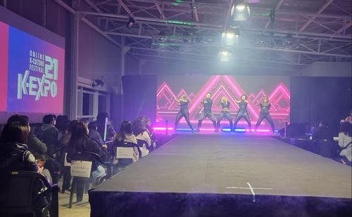 상파울루서 열린 K-팝 경연대회(상파울루=연합뉴스) 김재순 특파원 = 남미 지역 최대 규모의 한류 페스티벌인 'K-엑스포(Expo) 2021'이 29일(현지시간) 브라질 상파울루시에서 개막했다. 행사장에서 열린 K-팝 경연대회.