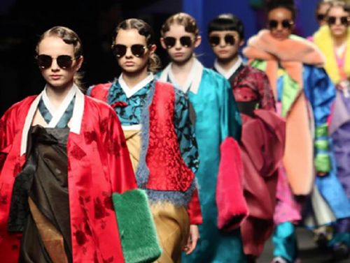 상파울루서 열리는 한복 패션쇼(상파울루=연합뉴스) 김재순 특파원 = 남미 지역 최대 규모의 한류 페스티벌인 'K-엑스포(Expo) 2021'이 29일(현지시간) 브라질 상파울루시에서 개막했다. 31일에는 한인타운이 형성돼 있는 상파울루 시내 봉헤치루 지역에서 김혜순 명장의 한복 작품을 감상할 수 있는 패션쇼가 화려하게 펼쳐진다. [브라질 한국문화원 제공, 재판매 및 DB 금지]