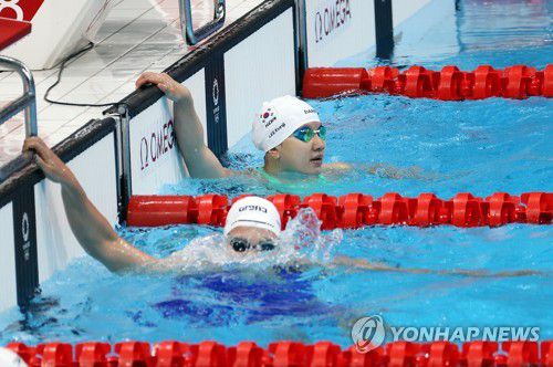 [올림픽] 기록 확인하는 이은지(도쿄=연합뉴스) 이지은 기자 = 25일 일본 도쿄 아쿠아틱스 센터에서 열린 여자 배영 100m 예선에 출전한 한국 이은지가 레이스를 마친 뒤 기록을 확인하고 있다. 2021.7.25 jieunlee@yna.co.kr