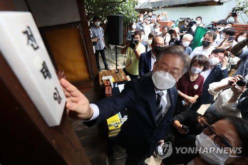 전태일 열사 대구 옛집 찾은 이재명(대구=연합뉴스) 김현태 기자 = 더불어민주당 대권주자인 이재명 경기지사가 30일 대구 중구 남산동 전태일 열사 옛집을 찾아가 문패를 만져보고 있다. 2021.7.30 mtkht@yna.co.kr