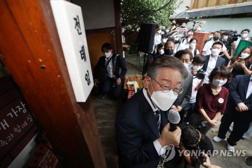 전태일 열사 대구 옛집 찾은 이재명(대구=연합뉴스) 김현태 기자 = 더불어민주당 대권주자인 이재명 경기지사가 30일 대구 중구 남산동 전태일 열사 옛집에서 소년공 시절 이야기를 하고 있다. 2021.7.30 mtkht@yna.co.kr