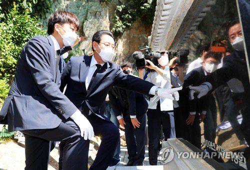 이준석 대표 전남 방문(여수=연합뉴스) 국민의힘 이준석(왼쪽) 대표가 30일 오전 전남 여수시를 방문해 여순사건 희생자 위령비를 참배하며 김영록 전남지사의 설명을 듣고 있다. 2021.7.30 [전남도 제공. 재판매 및 DB 금지] pch80@yna.co.kr