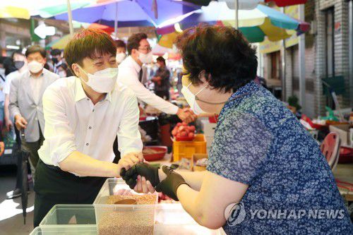 순천 상인들 손잡은 이준석 대표(순천=연합뉴스) 천정인 기자 = 국민의힘 이준석 대표가 30일 오전 전남 순천시 전통시장인 순천웃장을 방문해 상인들과 인사하고 있다. 2021.7.30 iny@yna.co.kr