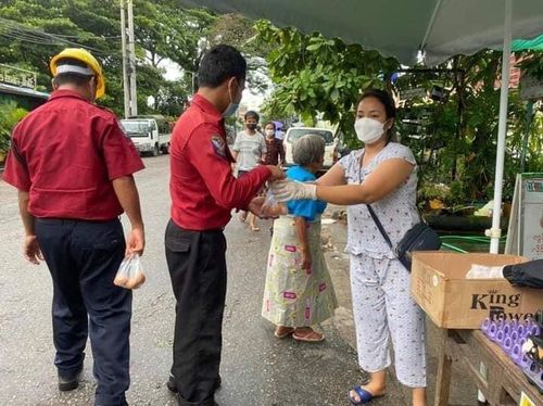 시민들에게 계란을 할인 판매하는 모습. [SNS 캡처. 재판매 및 DB 금지]