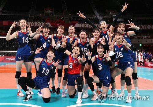 [올림픽] 여자배구, 이제 8강 이다!(도쿄=연합뉴스) 윤동진 기자 = 31일 일본 아리아케 아레나에서 열린 도쿄올림픽 여자 배구 A조 조별리그 한국과 일본의 경기. 한국 김연경(10), 오지영(9) 등이 일본에 승리하며 8강에 진출한 뒤 기념촬영하며 기뻐하고 있다.  2021.7.31 mon@yna.co.kr