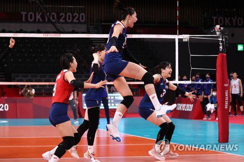 [올림픽] ‘김연경, 기분 최고’(도쿄=연합뉴스) 윤동진 기자 = 31일 일본 아리아케 아레나에서 열린 도쿄올림픽 여자 배구 A조 조별리그 한국과 일본의 경기. 세트스코어 3대 2로 승리한 한국 선수들이 기뻐하고 있다. 2021.7.31 mon@yna.co.kr