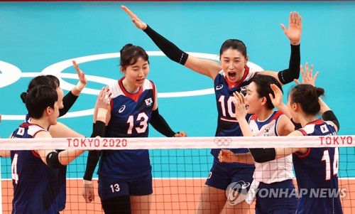 [올림픽] 기뻐하는 여자 배구대표팀(도쿄=연합뉴스) 신준희 기자 = 김연경(10), 박정아(13), 정지윤(14) 등이 27일 아리아케 아레나에서 열린 도쿄올림픽 여자배구 예선전 한국-케냐 경기에서 득점한 뒤 기뻐하고 있다.  2021.7.27 hama@yna.co.kr