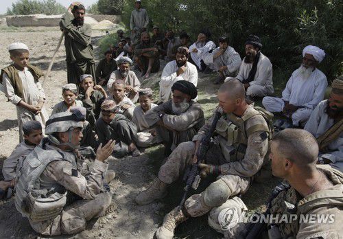 2009년 7월 아프간에서 미군과 통역사, 주민들이 이야기를 나누는 모습 [AP=연합뉴스]