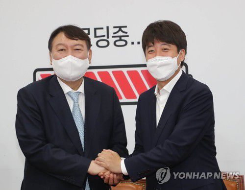 윤석열 예비후보 손잡은 이준석 대표(서울=연합뉴스) 하사헌 기자 = 국민의힘 이준석 대표(오른쪽)가 2일 오전 서울 여의도 국회에서 윤석열 대선 예비후보를 접견하며 손을 잡고 인사하고 있다. 2021.8.2 toadboy@yna.co.kr