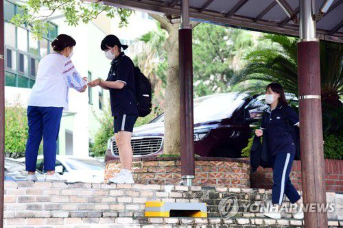 제주 2학기 전면 등교수업 시작(제주=연합뉴스) 2일 개학한 제주시 한라중학교 학생이 등굣길에 손 소독을 하고 있다. 2021.8.2 [제주도교육청 제공. 재판매 및 DB 금지] atoz@yna.co.kr