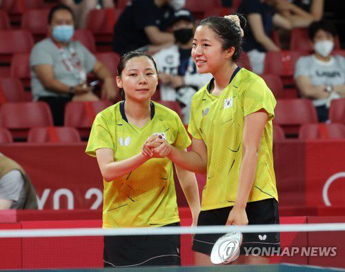 [올림픽] 이겼다!(도쿄=연합뉴스) 손형주 기자 = 2일 일본 도쿄체육관에서 열린 여자탁구 단체 16강 폴란드와의 복식 첫경기. 파티카, 바조르와 경기에서 승리한 한국 신유빈, 최효주가 손을 맞잡고 밝게 웃고 있다. 2021.8.2 handbrother@yna.co.kr