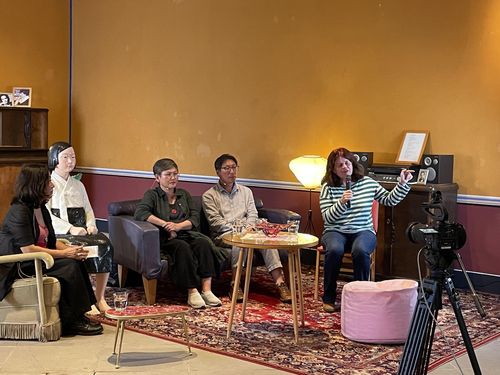 독일 공공박물관서 열린 관객과의 대화에서 평화의 소녀상을 만든 부부조각가 김서경·김운성 작가가 관객의 질의에 응답하고 있다.[드레스덴=이율 특파원 촬영]