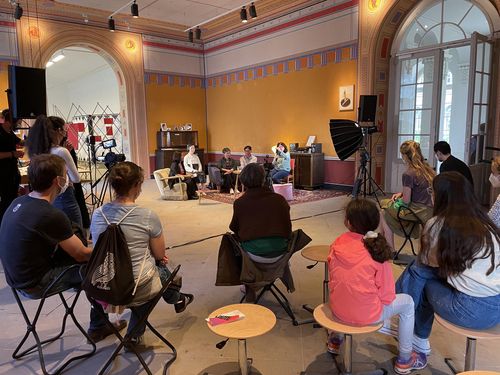 독일 공공박물관서 열린 관객과의 대화에서 평화의 소녀상을 만든 부부조각가 김서경·김운성 작가가 관객의 질의에 응답하고 있다.[드레스덴=이율 특파원 촬영]