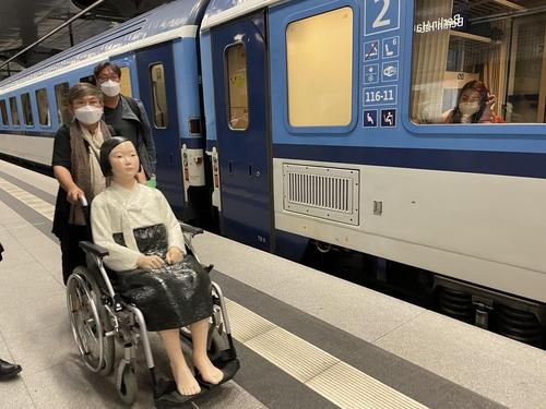 부부조각가 김서경·김운성 작가와 베를린으로 돌아온 이동식 평화의 소녀상[드레스덴=이율 특파원 촬영]