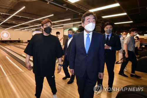실내체육시설 지원 간담회 앞서 볼링장 둘러보는 이낙연 후보(서울=연합뉴스) 하사헌 기자 = 더불어민주당 이낙연 대선경선 후보가 2일 오전 서울 영등포구 국회대로 퍼스트 비앤피 볼링장에서 실내체육시설 지원 방안 간담회를 갖기에 앞서 볼링장 내부시설을 돌아보고 있다. 2021.8.2 toadboy@yna.co.kr