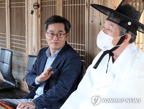 돈암서원 찾은 김동연 전 부총리(논산=연합뉴스) 조성민 기자 = 김동연 전 경제부총리가 3일 오후 충남 논산의 돈암서원을 찾아 제를 올린 뒤 김선의 원장 등 서원 관계자들과 이야기를 나누고 있다. 2021.8.3 min365@yna.co.kr