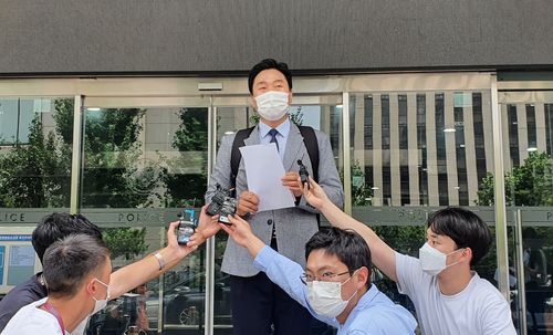 '윤석열 X파일' 작성자 고발인 조사를 위해 경찰에 출석한 이종배 법세련 대표[촬영 정성조]