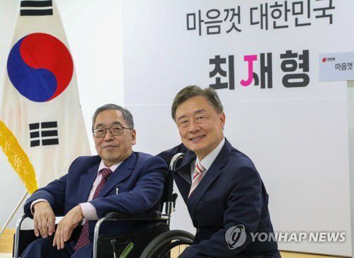 최재형 대선 예비후보 후원회장 맡은 강명훈 변호사(서울=연합뉴스) 국민의힘 대권 주자인 최재형 전 감사원장(오른쪽)이 후원회장을 맡은 친구 강명훈 변호사와 2일 서울 여의도 선거캠프에서 만나고 있다. 2021.8.2 [최재형 캠프 제공. 재판매 및 DB금지] jeong@yna.co.kr