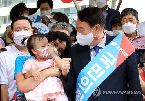 지지자들과 기념촬영하는 윤석열 대선 예비후보(서울=연합뉴스) 국민의힘 윤석열 대선 예비후보가 3일 오후 서울 은평구 응암역 앞에서 은평갑 당원협의회 소속 당원들과 함께 국민의힘 당원 가입을 독려하는 홍보 활동을 벌이며 시민들과 기념촬영을 하고 있다. 2021.8.3 [국회사진기자단] toadboy@yna.co.kr