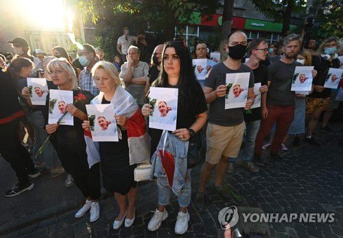 벨라루스 반체제 인사 의문사 진상조사 촉구하는 활동가들(키예프 AFP=연합뉴스) 3일(현지시간) 우크라이나 수도 키예프의 벨라루스 대사관 앞에서 활동가들이 의문사한 벨라루스 반체제 인사 비탈리 쉬쇼프(26)의 사진을 든 채 그를 추모하고 진상 조사를 촉구하는 시위를 벌이고 있다. 벨라루스 정부의 탄압을 피해 이곳으로 이주한 벨라루스인들에게 거처를 마련해주고 일자리, 법률 서비스를 지원하는 사회운동단체 '우크라이나의 벨라루스인 집'의 대표인 쉬쇼프는 실종 하루 만인 이날 자택 인근 한 공원에서 목을 매 숨진 채 발견됐다. knhknh@yna.co.kr