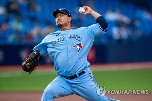 시즌 11승 달성해 AL 다승 공동 1위 올라선 류현진(토론토 로이터/USA 투데이 스포츠=연합뉴스) 3일(현지시간) 캐나다 온타리오주 토론토의 로저스센터에서 열린 미국프로야구 메이저리그(MLB) 토론토 블루제이스 대 클리블랜드 인디언스의 경기 첫 이닝에서 토론토의 류현진(34)이 역투하고 있다. 이날 그는 선발 등판해 7이닝 동안 7피안타 8탈삼진 2실점을 기록했으며, 볼넷은 허용하지 않았다. 그의 평균자책점은 3.26에서 3.22로 떨어졌다. 이날 경기는 토론토가 7-2로 승리해 류현진은 시즌 11승째를 거뒀다. 이로써 그는 크리스 배싯(오클랜드 애슬레틱스)과 아메리칸리그(AL) 다승 공동 1위로 올라섰다. knhknh@yna.co.kr