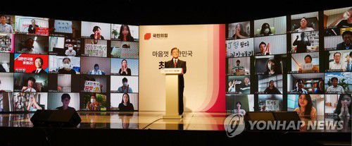 대선 출마 선언하는 최재형 전 감사원장(서울=연합뉴스) 국민의힘 대선 예비후보인 최재형 전 감사원장이 4일 오후 경기도 파주시 한 스튜디오에서 대선 출마 선언을 하고 있다. 2021.8.4 [국회사진기자단] jeong@yna.co.kr