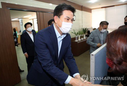 김태호 대구시당 방문(대구=연합뉴스) 김현태 기자 = 국민의힘 대권주자인 김태호 의원이 4일 대구시당을 방문해 인사하고 있다. 2021.8.4 mtkht@yna.co.kr