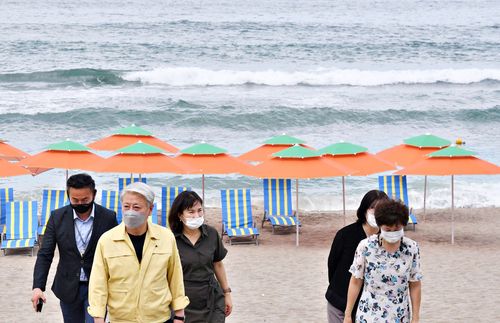 맹방해변 점검하는 김양호 시장 등 삼척시 관계자들[삼척시 제공.재판매 및 DB 금지]