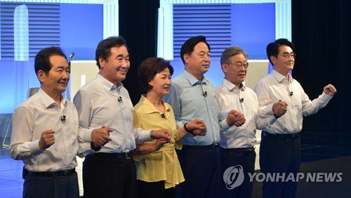 기념촬영하는 민주당 대선 예비후보(서울=연합뉴스) 지난 4일 오후 서울 마포구 상암동 YTN미디어센터에서 열린 더불어민주당 대선 예비후보 토론회를 앞두고 정세균(왼쪽부터), 이낙연, 추미애, 김두관, 이재명, 박용진 후보가 기념촬영을 하고 있는 모습. [국회사진기자단]