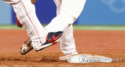 [올림픽] 야속한 발(요코하마=연합뉴스) 신준희 기자 = 4일 일본 요코하마 스타디움에서 열린 도쿄올림픽 야구 준결승전 한국과 일본의 경기.     8회말 1사 1루 상황. 일본 곤도 겐스케의 땅볼 타구 때 투수 고우석의 발이 1루 베이스를 찾아 헤매고 있다. 병살 시도 실패. 2021.8.4 hama@yna.co.kr