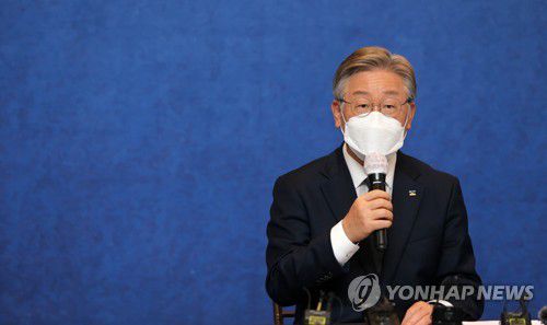 지사 사퇴론 일축하는 이재명(춘천=연합뉴스) 이재현 기자 = 더불어민주당 대권주자인 이재명 경기도지사가 7일 오후 춘천 스카이컨벤션무능하고 라벤더홀에서 열린 기자간담회에서 사퇴 논란에 대해 "선거운동을 위해 공직을 사퇴하는 것은 바람직하지 않다"고 일축했다. 2021.8.7 jlee@yna.co.kr